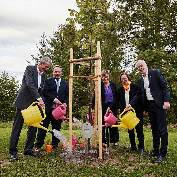 V.l.: Kuratoriumsvorsitzender der EHH, Dr. Klaus Bartl, Wissenschaftsminister Timon Gremmels, Bischöfin der EKKW, Dr. Beate Hofmann, Stellvertr. Kirchenpräsidentin der EKHN, Ulrike Scherf sowie der Präses des CVJM Deutschland, Steffen Waldminghaus begossen den Gründungsbaum der EHH.