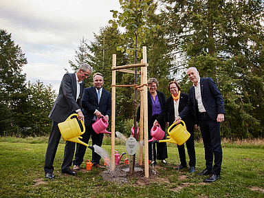 V.l.: Kuratoriumsvorsitzender der EHH, Dr. Klaus Bartl, Wissenschaftsminister Timon Gremmels, Bischöfin der EKKW, Dr. Beate Hofmann, Stellvertr. Kirchenpräsidentin der EKHN, Ulrike Scherf sowie der Präses des CVJM Deutschland, Steffen Waldminghaus begossen den Gründungsbaum der EHH.