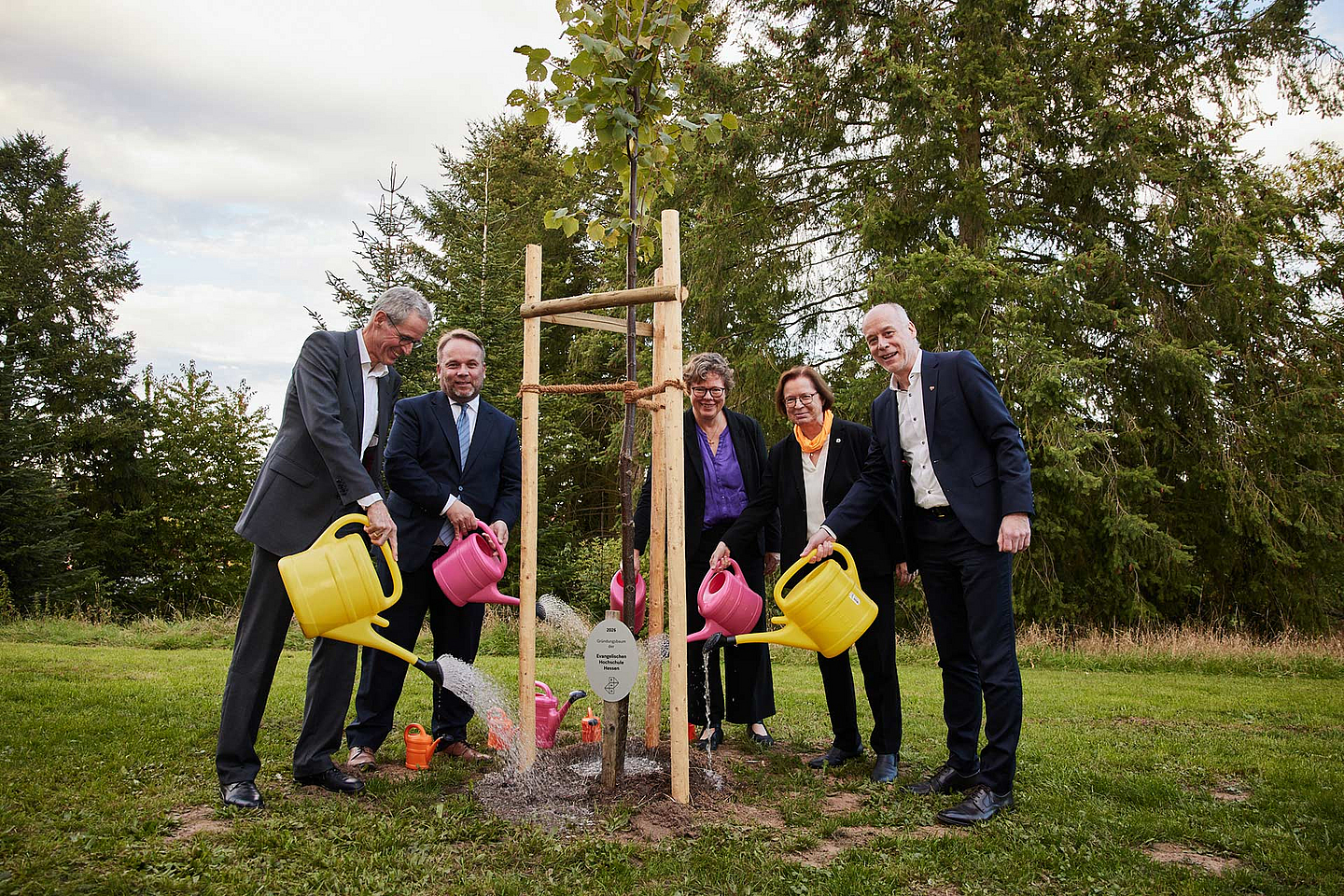 Vertreterinnen und Vertreter von Kirche, Politik und Hochschule in Schwalmstadt-Treysa V.l.: Kuratoriumsvorsitzender der EHH, Dr. Klaus Bartl, Wissenschaftsminister Timon Gremmels, Bischöfin der EKKW, Dr. Beate Hofmann, Stellvertr. Kirchenpräsidentin der EKHN, Ulrike Scherf sowie der Präses des CVJM Deutschland, Steffen Waldminghaus begossen den Gründungsbaum der EHH.
