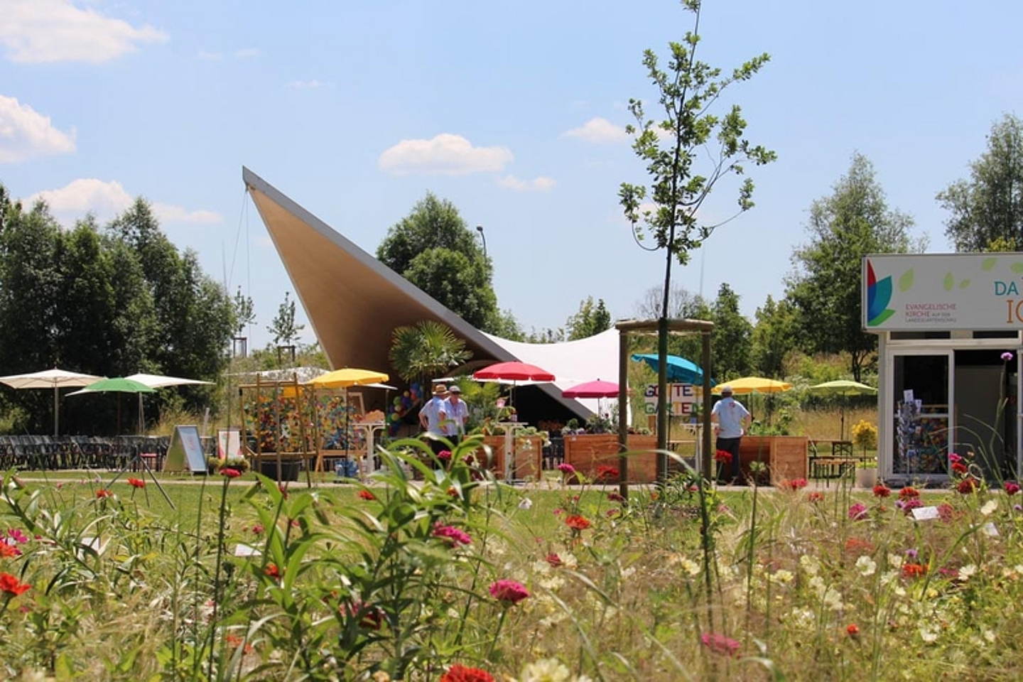 Tauffest bei der Kirche auf der Landesgartenschau in Fulda. (Foto: Claudia Pfannemüller)