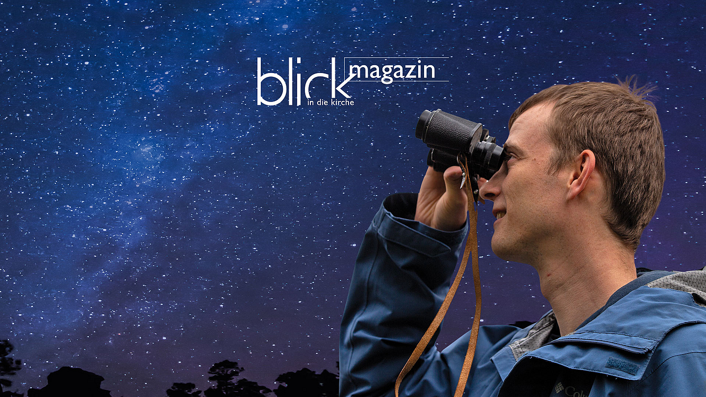 Alles im Blick: Für das Foto blickt Vikar und Kapitän Jonas Buja durch ein Amateur-Fernglas. Der Sternenhimmel wurde dem Foto digital hinzugefügt.