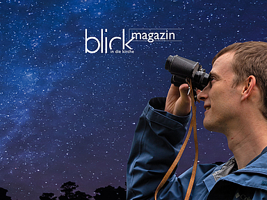Alles im Blick: Für das Foto blickt Vikar und Kapitän Jonas Buja durch ein Amateur-Fernglas. Der Sternenhimmel wurde dem Foto digital hinzugefügt.