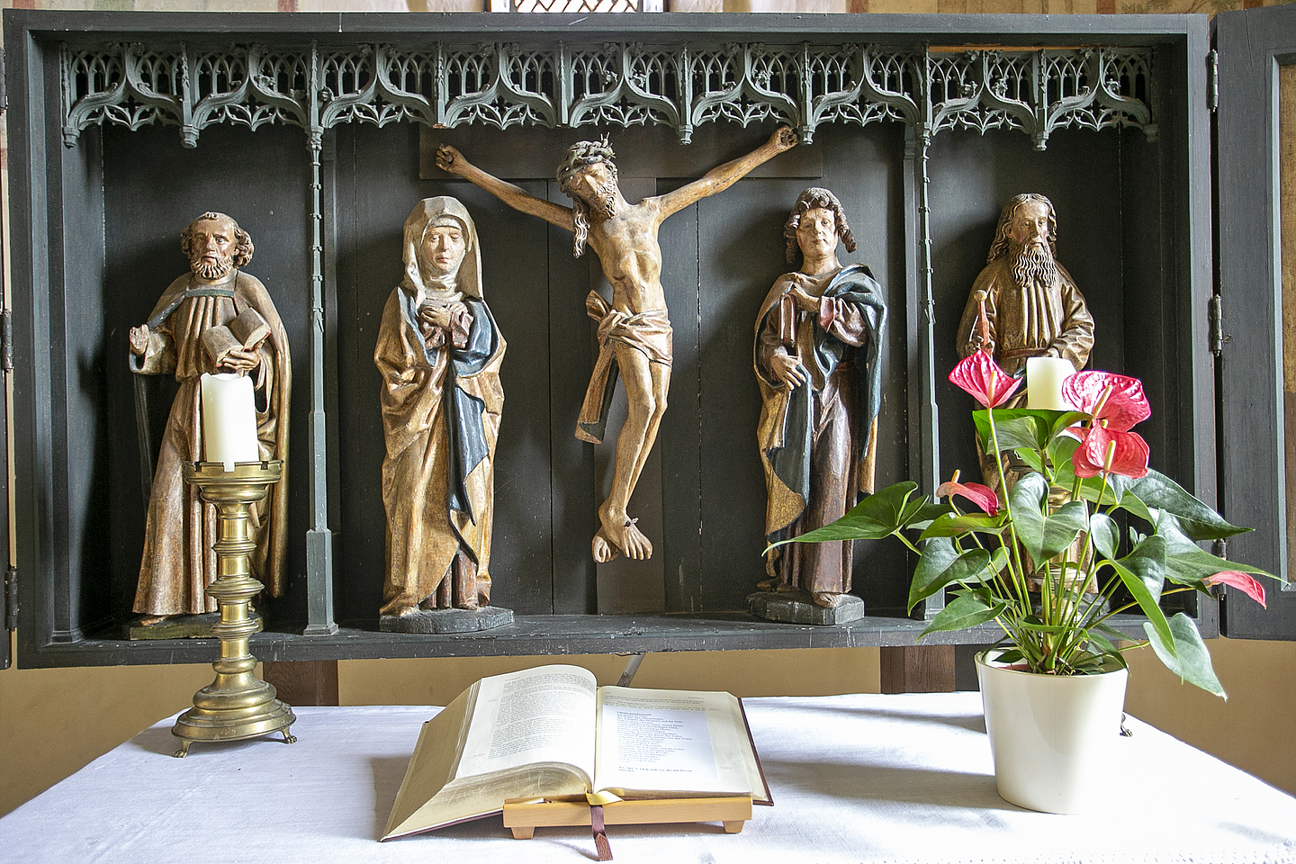 Altar der evangelische Martinskirche in Bergheim.
