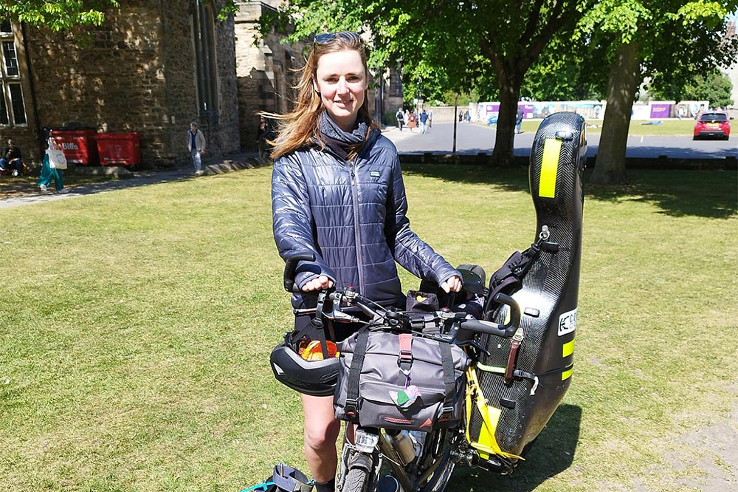 Die Musikerin Sarah Small mit ihrer Viola da Gamba auf Tour mit dem Bike, Durham