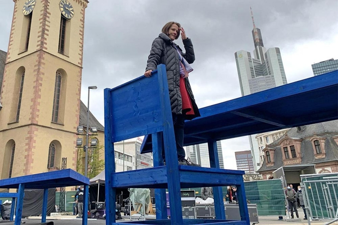 Pfarrerin Miriam Küllmer-Vogt testet beim Aufbau neue Perspektiven. Sie ist Beauftragte der EKHN für den 3. ÖKT. Für die EKKW ist das Pfarrerin Ute Engel. (Foto: ÖKT/Quirmbach)