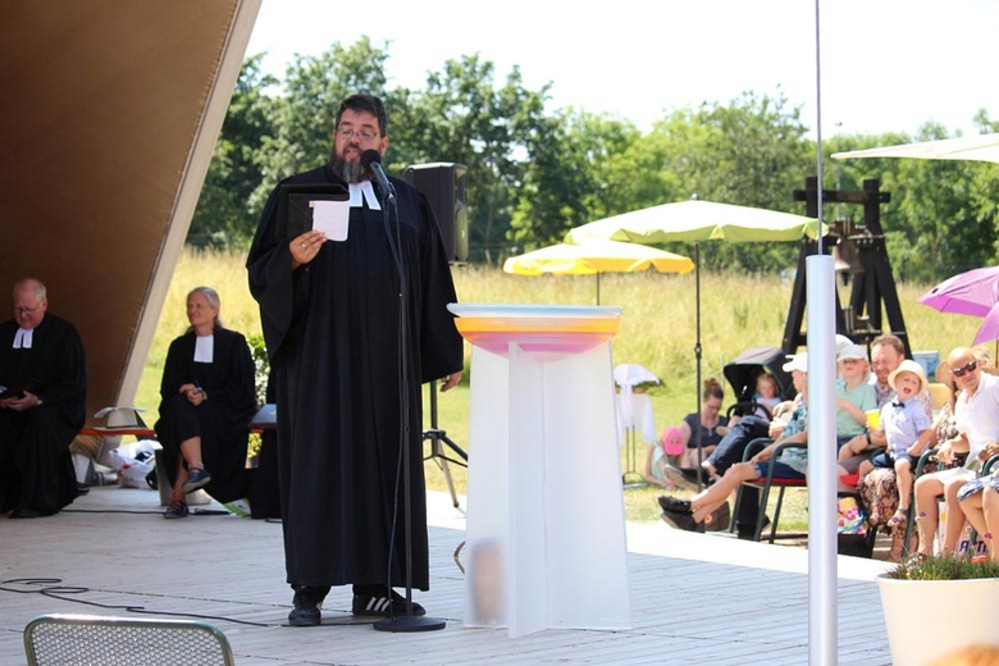 Tauffest bei der Kirche auf der Landesgartenschau in Fulda. (Foto: Claudia Pfannemüller)