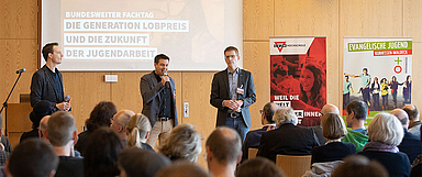 Begüßten die rund 200 Gäste im Kasseler Haus der Kirche: Pfarrer Oliver Teufel (EKKW, Mitte), CVJM-Generalsekretär Hansjörg Kopp (r.) und Pfarrer Johannes Meier (EKKW) (Fotos: medio.tv/Schauderna)