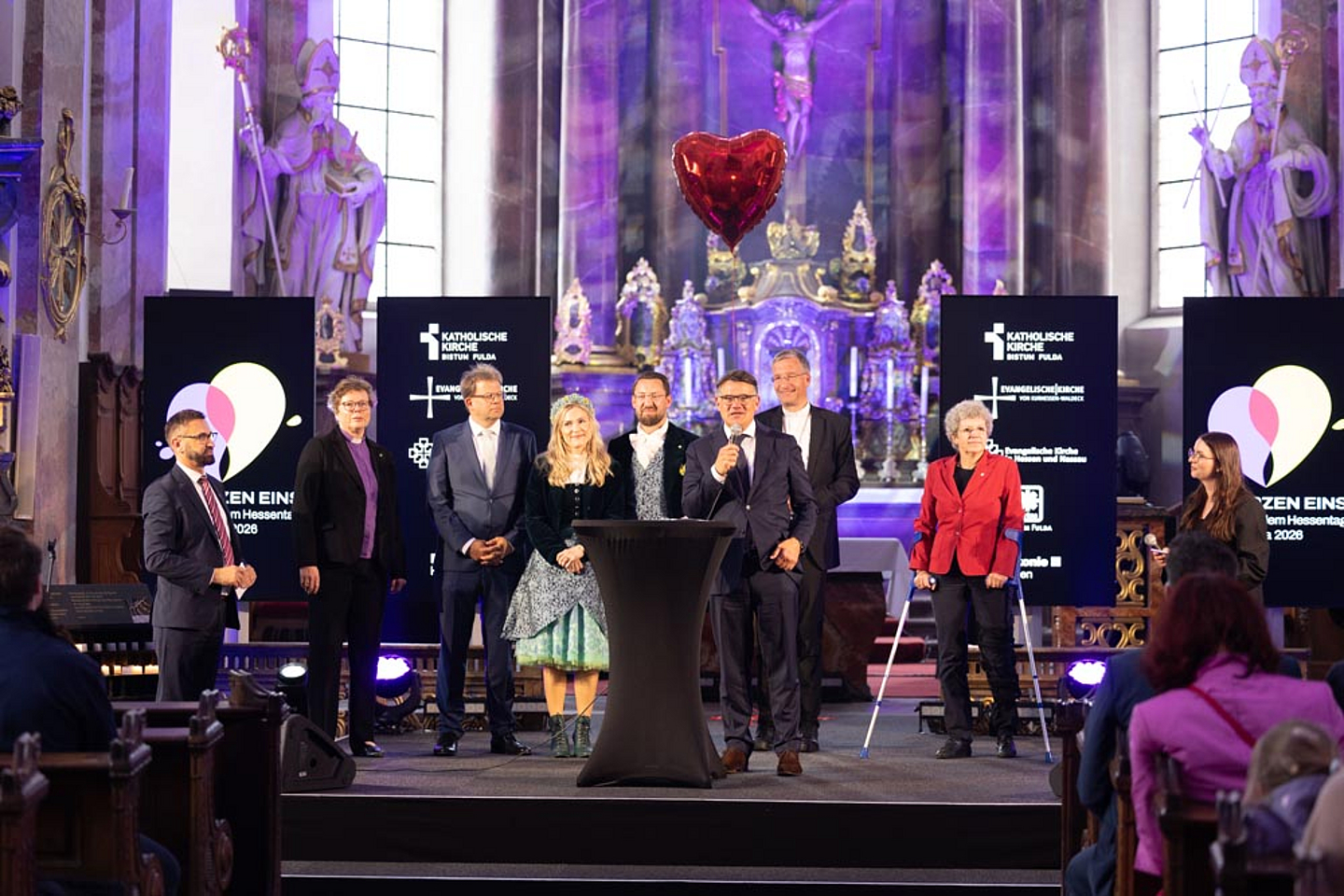 Gespräch zur Eröffnung (v.l.): Moderator Pfarrer Dieter Dersch (Hessentagsbeauftragter der EKKW), Bischöfin Dr. Beate Hofmann (EKKW), Oberbürgermeister Dr. Heiko Wingenfeld, das Fuldaer Hessentagspaar Vera und Max Dudyka, Ministerpräsident Boris Rhein (Hessen), Bischof Dr. Michael Gerber (Bistum Fulda) Präses Dr. Birgit Pfeiffer (EKHN), Moderatorin und Pastoralreferentin Elena Otto 