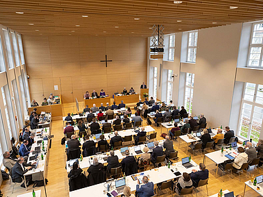 Blick in den Synodalsaal der Evangelischen Tagungsstätte im nordhessischen Hofgeismar