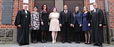 v.l.: Prälat Bernd Böttner, Diakonin Kathrin Rühl, Diakonin Katharina Brückmann, Diakon Teresa Klingelhöfer, Diakon Matthias Dorner, Diakonin Andrea Rössler, Diakonin Sarah Gramann und Pfarrer Maik Dietrich-Gibhardt. (Foto: Hephata)