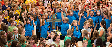 Tolle Stimmung beim Abschlusskonzert der Kinderchöre in der Melsunger Stadtkirche. (Foto: medio.tv/Schauderna)