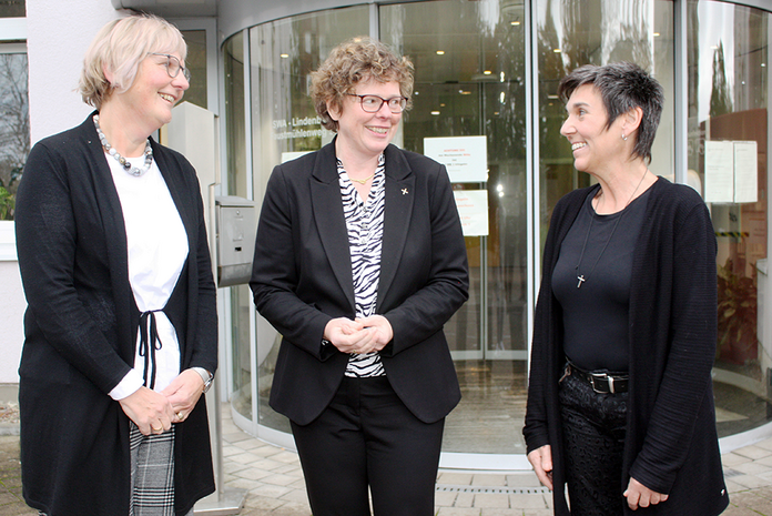 Bischöfin Beate Hofmann (mitte) mit Pfarerin Birgit Inerle (links), die das Ethikcafè in der Seniorenwohnanlage am Lindenberg in Kassel betreibt und Pfarrerin Kerstin Ries-Beuthert (rechts) im Sophienheim in Bad Arolsen betreibt (Foto: medio.tv/Kothe)