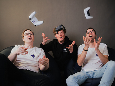 Gaming und Glauben (v.l.): Pfarrer Maximilian Weber-Weigelt sowie die Gemeindepädagogen Ruben Ullrich und Robin Feldhaus sind digital für die Kirche in der Gaming-Welt unterwegs. 