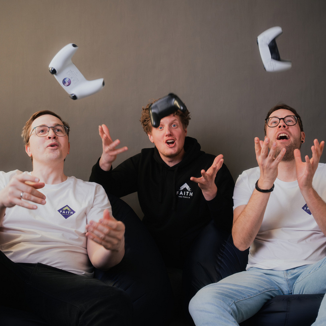 Gaming und Glauben (v.l.): Pfarrer Maximilian Weber-Weigelt sowie die Gemeindepädagogen Ruben Ullrich und Robin Feldhaus sind digital für die Kirche in der Gaming-Welt unterwegs. 