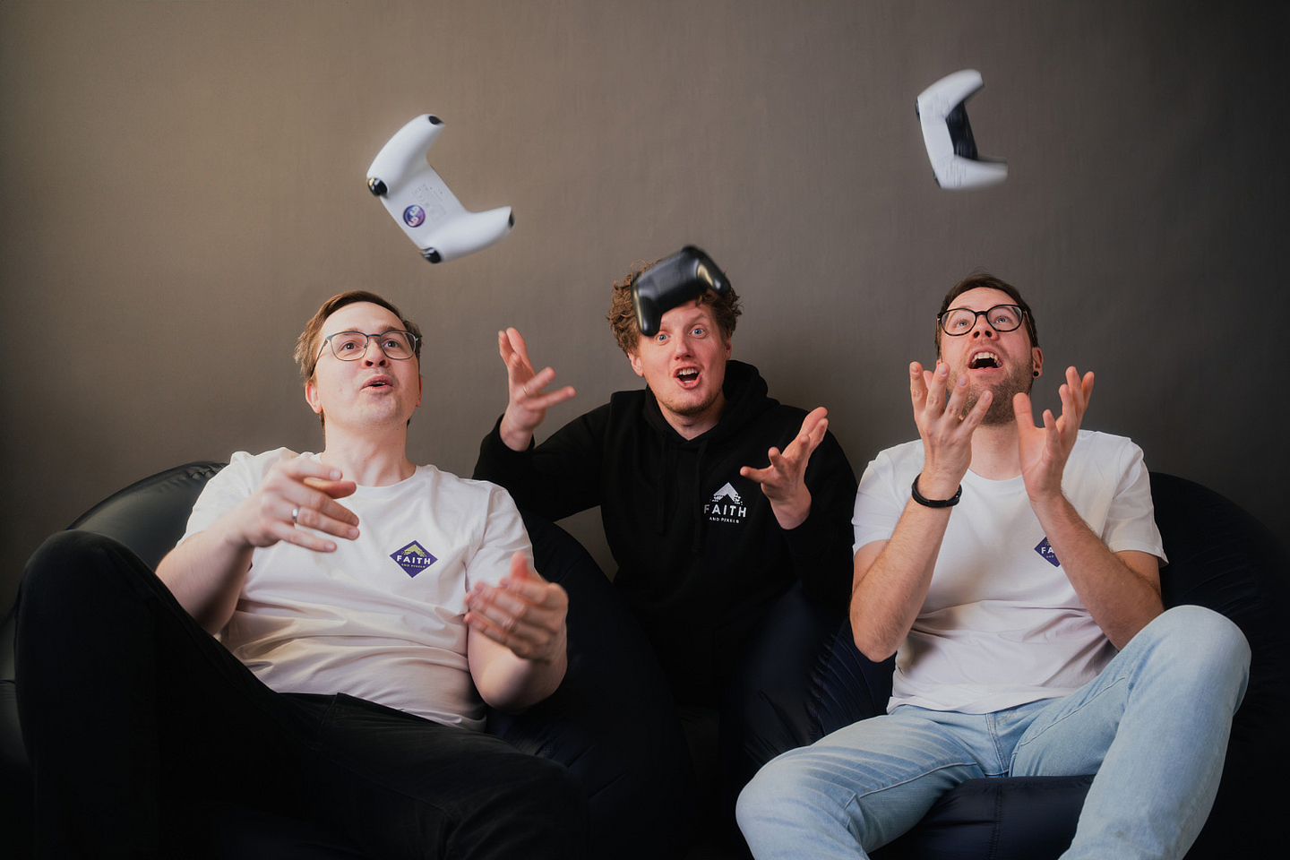 Gaming und Glauben (v.l.): Pfarrer Maximilian Weber-Weigelt sowie die Gemeindepädagogen Ruben Ullrich und Robin Feldhaus sind digital für die Kirche in der Gaming-Welt unterwegs. 