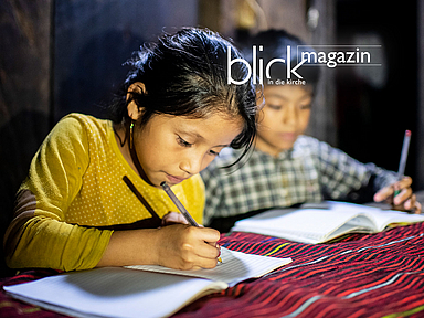 Zwei Mädchen sitzen an einem Tisch und machen Hausaufgaben