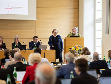 Pfarrerin Sabine Kresse (am Pult) und Diakonin Ellen Eidt von der Fachstelle zum Umgang mit sexualisierter Gewalt in der EKKW berichteten vor der Landessynode