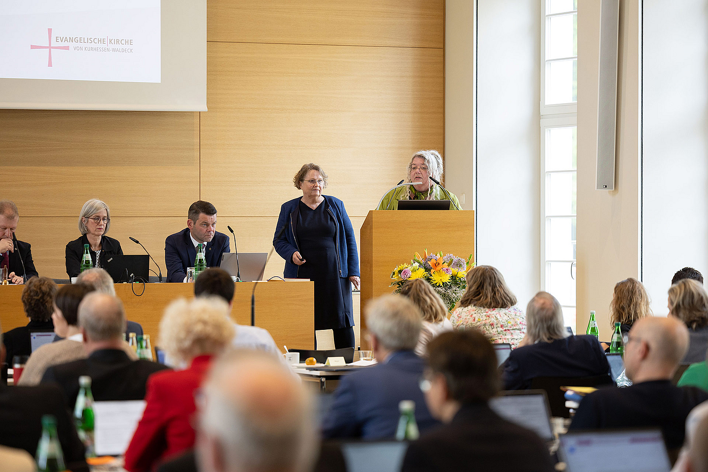 Pfarrerin Sabine Kresse (am Pult) und Diakonin Ellen Eidt von der Fachstelle zum Umgang mit sexualisierter Gewalt in der EKKW berichteten vor der Landessynode