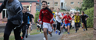 Liefen für den guten Zweck rund 3.000 Kilometer weit: Die Schülerinnen und Schuler der Melanchthon Schule in Steinatal. (Foto: Melanchthon Schule)