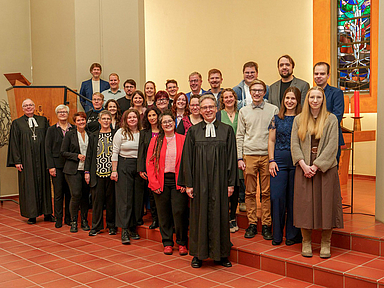 Die eingesegneten Diakoninnen und Diakone mit Mitwirkenden des Gottesdienstes (von links nach rechts): 1.Reihe: Prälat Burkhard zur Nieden, Diakonin Beate Braner-Möhl, Jennifer Adrian, Thekla Spielmann, Elena Theresa Possehn, Gülüzar Tengic-Müller, Lucienne Rudolph, Hephata-Vorstand und Vorsteher der Diakonische Gemeinschaft Hephata, Maik Dietrich-Gibhardt. 2. Reihe: Sandra Vollweiter, Katja Bank, Anika Arlt, Christiane Kretzschmar, Laura Brüchle, Frauke Worttmann, Ronja Wiese, Christoph Beier, Mira Lingelbach und Carolin Birte Hoßbach. 3. Reihe: Alexander Ritter, Florian Neuhaus, Andreas Discher, Celina Wittkatis, Luca Pfeiffer, Dennis Worttmann, Joshua Müller, Elian Lorenz, Jan Krämer und Simon Henze.