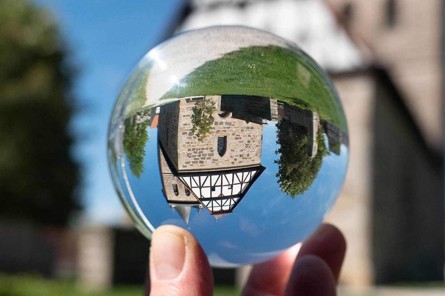 Unser Foto zeigt die Evangelische Kirche in Großenritte durch eine Glaskugel betrachtet. Kirchengebäude neu gedacht: Mit der Initiative sollen im Dialog Ideen entstehen, Kirchenräume über den gottesdienstlichen Bereich hinaus zu nutzen und als Orte für Begegnung, Kultur und Gemeinschaft zu öffnen. Unser Foto zeigt die Evangelische Kirche in Großenritte durch eine Glaskugel betrachtet. Die Kirche stammt aus dem 16. Jahrhundert.