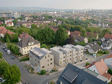 Die Townhouses in der Lenaustraße in Kassel von oben - Das Wohnprojekt „Aus 1 macht 8 – familienfreundliche Townhouses an der Lenaustraße“ wurde auf dem Gelände des ehemaligen Pfarrhauses der Erlöserkirche im Kasseler Stadtteil Fasanenhof errichtet.