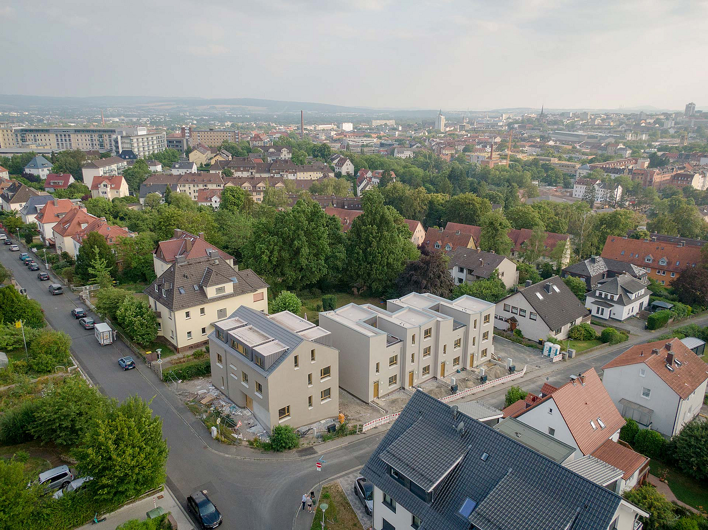 Die Townhouses in der Lenaustraße in Kassel von oben Die Townhouses in der Lenaustraße in Kassel von oben - Das Wohnprojekt „Aus 1 macht 8 – familienfreundliche Townhouses an der Lenaustraße“ wurde auf dem Gelände des ehemaligen Pfarrhauses der Erlöserkirche im Kasseler Stadtteil Fasanenhof errichtet.
