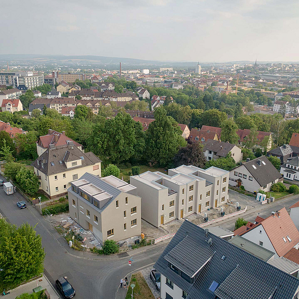 Die Townhouses in der Lenaustraße in Kassel von oben - Das Wohnprojekt „Aus 1 macht 8 – familienfreundliche Townhouses an der Lenaustraße“ wurde auf dem Gelände des ehemaligen Pfarrhauses der Erlöserkirche im Kasseler Stadtteil Fasanenhof errichtet.