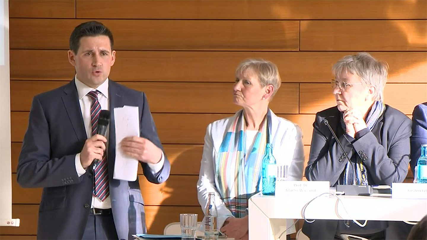 Prof. Dr. Martin Wazlawik (Hochschule Hannover) ist Koordinator des Forschungsverbundes und stellte die zentralen Erkenntnisse der Untersuchung vor.  (Foto: Livestream)