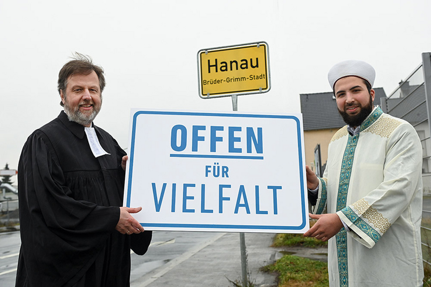 Dr. Martin Lückhoff, Dekan des Evangelischen Kirchenkreises Hanau, und Mustafa Macit Bozkurt, Imam des Islamischen Vereins Hanau e.V., ermutigen, aktiv bei der Türschild-Kampagne mitzumachen. (Foto: Initiative Offen für Vielfalt / Uwe Zucchi)