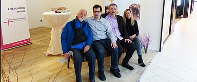 Gespräche auf der Couch mit einem Passanten (v.l.n.r.), Gemeinderefent Inaki Blanco Pérez, Pfarrer Stefan Axmann, und Centermanagerin Diana  Schreiber-Kleinhenz. (Foto: medio.tv/Heller)