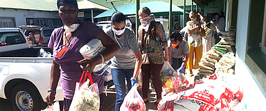 Verteilen von Hilfspaketen für Familien, Hygiene-Kits und Grundnahrungsmittel. (Foto: Uhuru Dempers, Namibia)