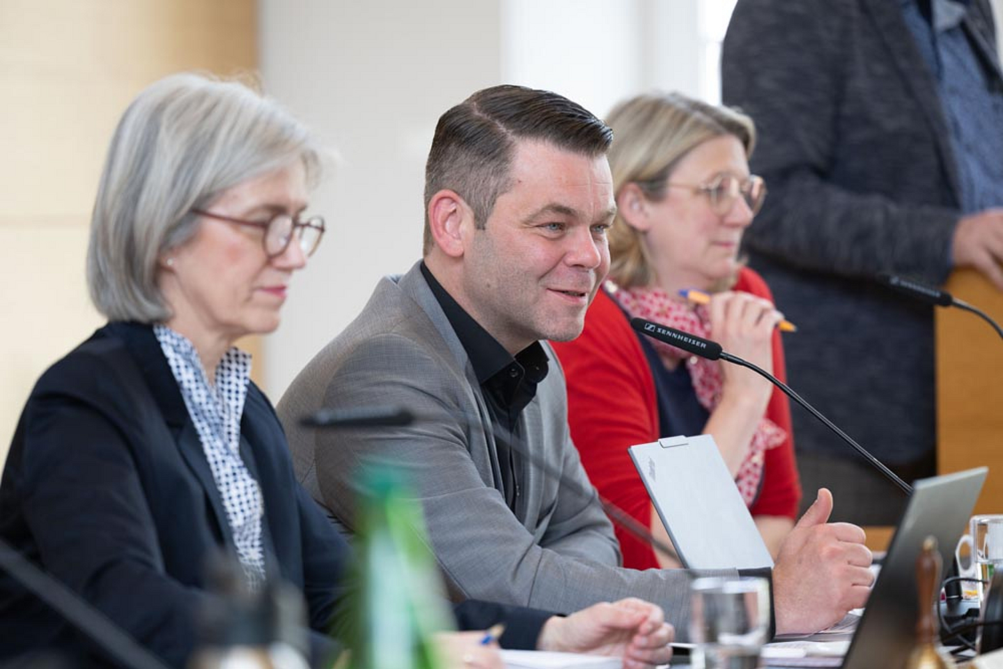 Der Synodale Kristof Weisheit , 2. Beisitzer im Synodalvorstand, moderierte die Dikussion in der Synode