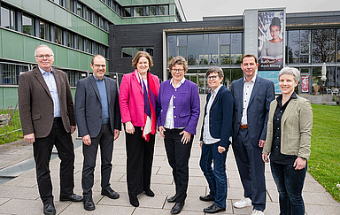 Das Kollegium des Landeskirchenamtes der EKKW (v.l.): Prälat Burkhard zur Nieden, Landeskirchenrat Dr. Diethelm Meißner, Vizepräsidentin Dr. Katharina Apel, Bischöfin Dr. Beate Hofmann, Oberlandeskirchenrätin Prof. Dr. Gudrun Neebe, Oberlandeskirchenrat Timo Koch und Oberlandeskirchenrätin Dr. Anne-Ruth Wellert