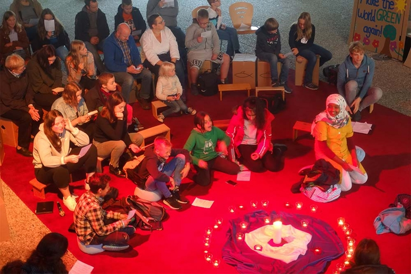 Klimagebet am 20. September 2019 in der Kasseler Jugendkulturkirche «Cross». (Foto: Schülerarbeit der EKKW)