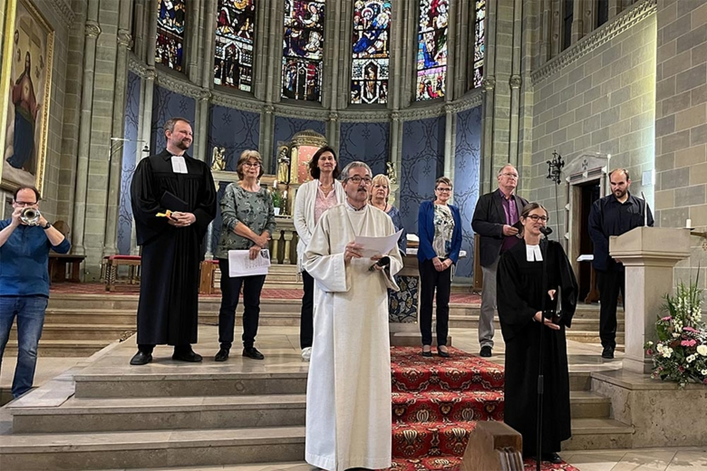 Und auch über die Grenzen der Landeskirche ging die Beteiligung an der Aktion. Unser Foto zeigt Beteiligte des ökumenischen Gottesdienstes in der Sankt Martinuskirche in Hattersheim. (Foto: Christian Spangenberg/EKHN)