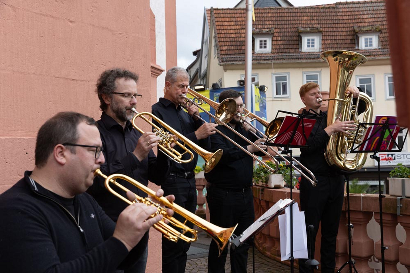 Posaunisten lockten zu Beginn die Menschen von der Hessentagsstraße in die Hessentagskirche
