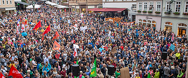 Marburg zeigte sich am Freitag bunt und rund 7.500 Menschen demonstrierten unter dem Motto «#wirsindmehr» gegen Hass, Hetze und Rechtsextremismus. (Foto: Stadt Marburg/Patricia Grähling)