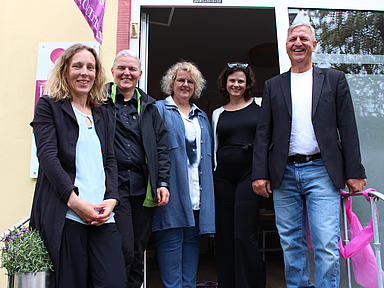 Eröffnung des Servicebüros in der Fuldaer Heinrichstraße. Unser Foto zeigt das Team mit (v.l.): Pfarrerin Jana Koch-Zeißig, Diakonin Bianca Reith, Antje Fuchs, Sandra Keil und Ernstfried Deuker.
