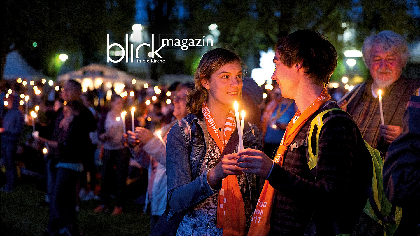 Menschen im Kerzenschein beim Kirchentag 2017 in Berlin
