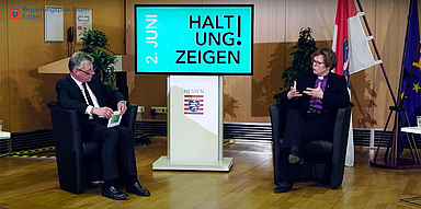 Bischöfin Dr. Beate Hofmann im Gespräch mit dem früheren FAZ-Journalisten Claus-Peter Müller von der Grün, der die Diskussionsveranstaltung moderierte (Foto: Regierungspräsidum Kassel/Youtube)