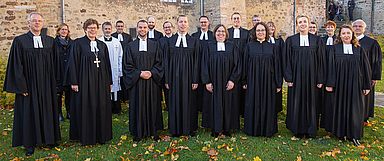 Die ordinierten Pfarrerinnen und Pfarrer mit Studiendirektor Pfarrer Prof. Dr. Lutz Friedrichs (vorne l.), Bischöfin Dr. Beate Hofmann (2.v.l.), Dechant Martin Gies (2. Reihe, 2.v.l.) vor der Stiftskirche in Kaufungen (Foto: medio.tv/Schauderna)