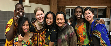 Emmi (3.v.l.) mit weiteren Freiwilligen aus dem Asian Rural Institute in Japan. Ein Institut, das sich der Verbreitung einer nachhaltigen Lebensweise widmet.(Foto: EMS/© Harner)