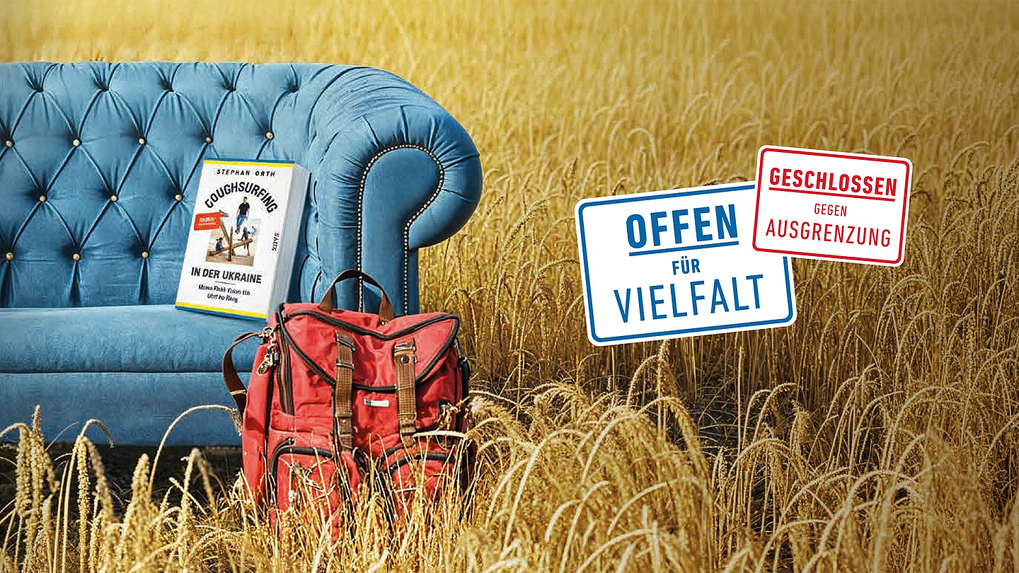 Unser Foto zeigt ein Sofa in einem Kornfeld, vor dem ein Rucksack steht. Auf dem Sofa liegt das Buch des Autors. Daneben ist das Logo des Bündnisses Offen für Vielfalt - Geschlossen gegen Ausgrenzung abgebildet.