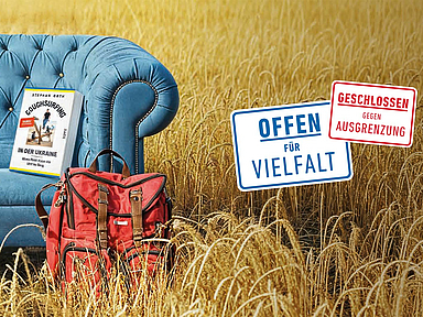 Unser Foto zeigt ein Sofa in einem Kornfeld, vor dem ein Rucksack steht. Auf dem Sofa liegt das Buch des Autors. Daneben ist das Logo des Bündnisses Offen für Vielfalt - Geschlossen gegen Ausgrenzung abgebildet.