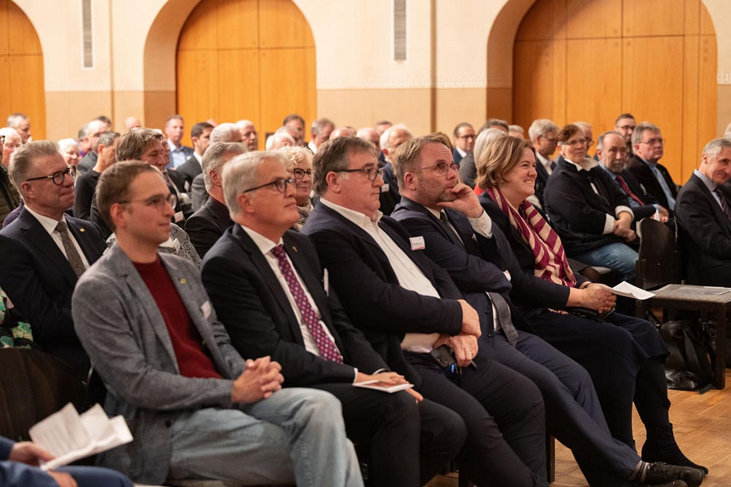 Adventsempfang 2025 der EKKW in Homberg (Efze) v.l.: Christoph Sippel (Abgeordneter des Hessischen Landtages für Bündnis 90/Die Grünen), Martin Mencke (Beauftragter bei der Hessischen Landesregierung), Mark Weinmeister (Regierungspräsident des Regierungsbezirks Kassel), Timon Gremmels (Hessischer Minister für Wissenschaft und Forschung, Kunst und Kultur) und Vizepräsidentin Dr. Katharina Apel
