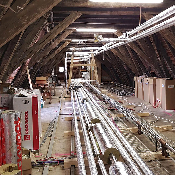 Unser Foto zeigt neue Heizungsrohre auf dem Dachboden