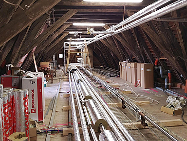 Unser Foto zeigt neue Heizungsrohre auf dem Dachboden