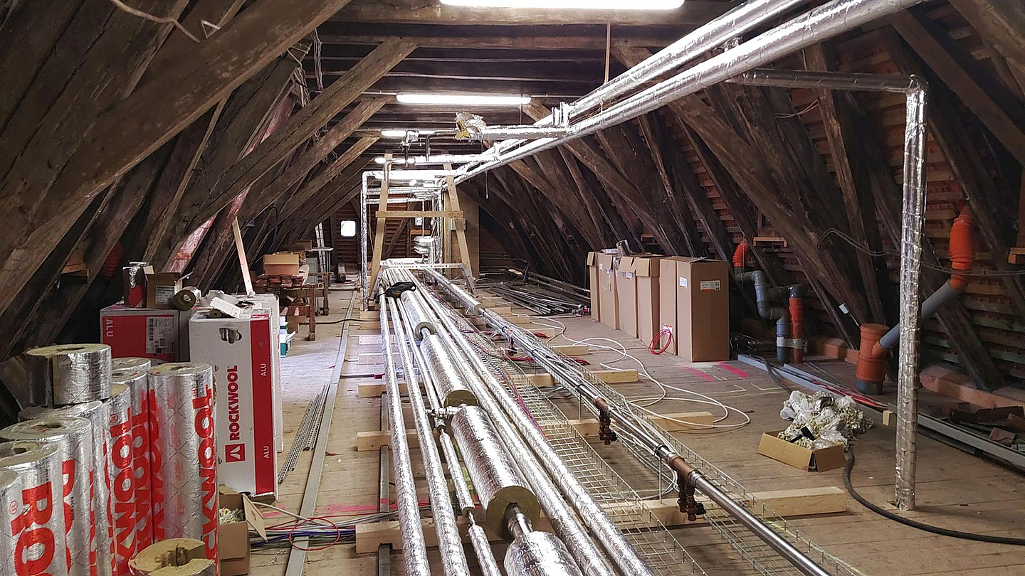 Unser Foto zeigt neue Heizungsrohre auf dem Dachboden