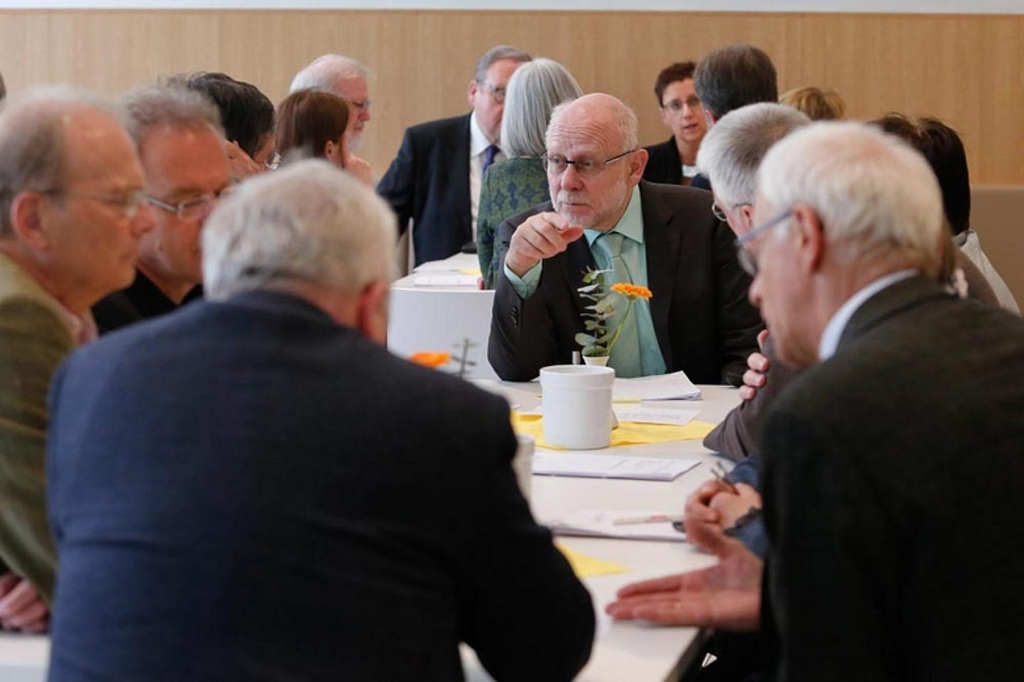 In Arbeitsgruppen wurden anschließend die Themen des Berichts vertieft und Konsequenzen diskutiert. (Foto: medio.tv/Schauderna)